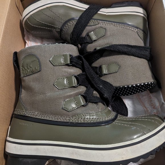 Sorel Women's Waterproof boots - olive green and navy polka dot - size 7.5 - Picture 1 of 8